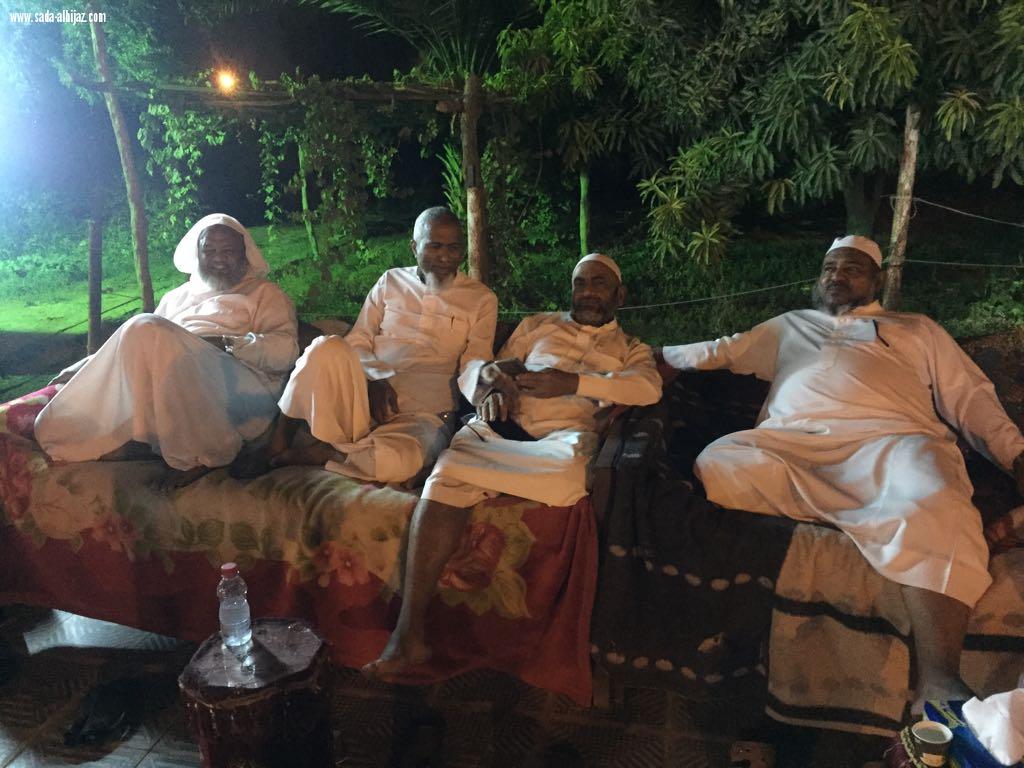 زملاء الدراسة بمعهد المعلمين بصامطة لدفعة 1403 يلتقون بزميلهم الضافري ويكرمون بعض زملائهم المتقاعدين