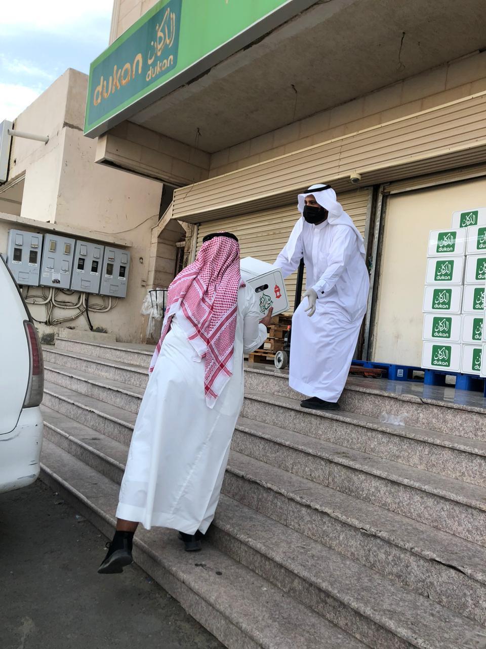 263 سلة غذائية للأسر المتعففة والمتضررين من الحجر المنزلي الذي سببتة جائحة كورونا في مبادرة #عضاد_مكة