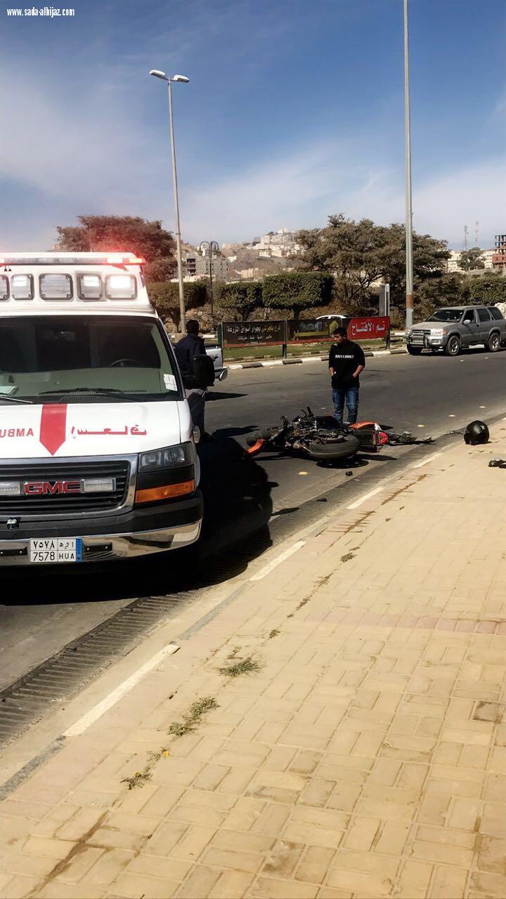 هلال الباحة يسعف مصاب دراجة نارية اثر حادث تصادم بسيارة بدوار النخلة بالباحة