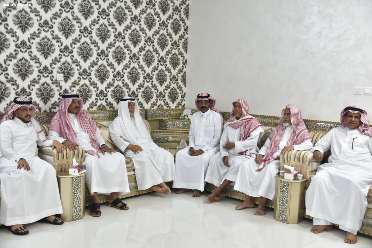 محافظ صامطة زعلة يقدم واجب العزاء للإعلامي الجبيلي في وفاة والده