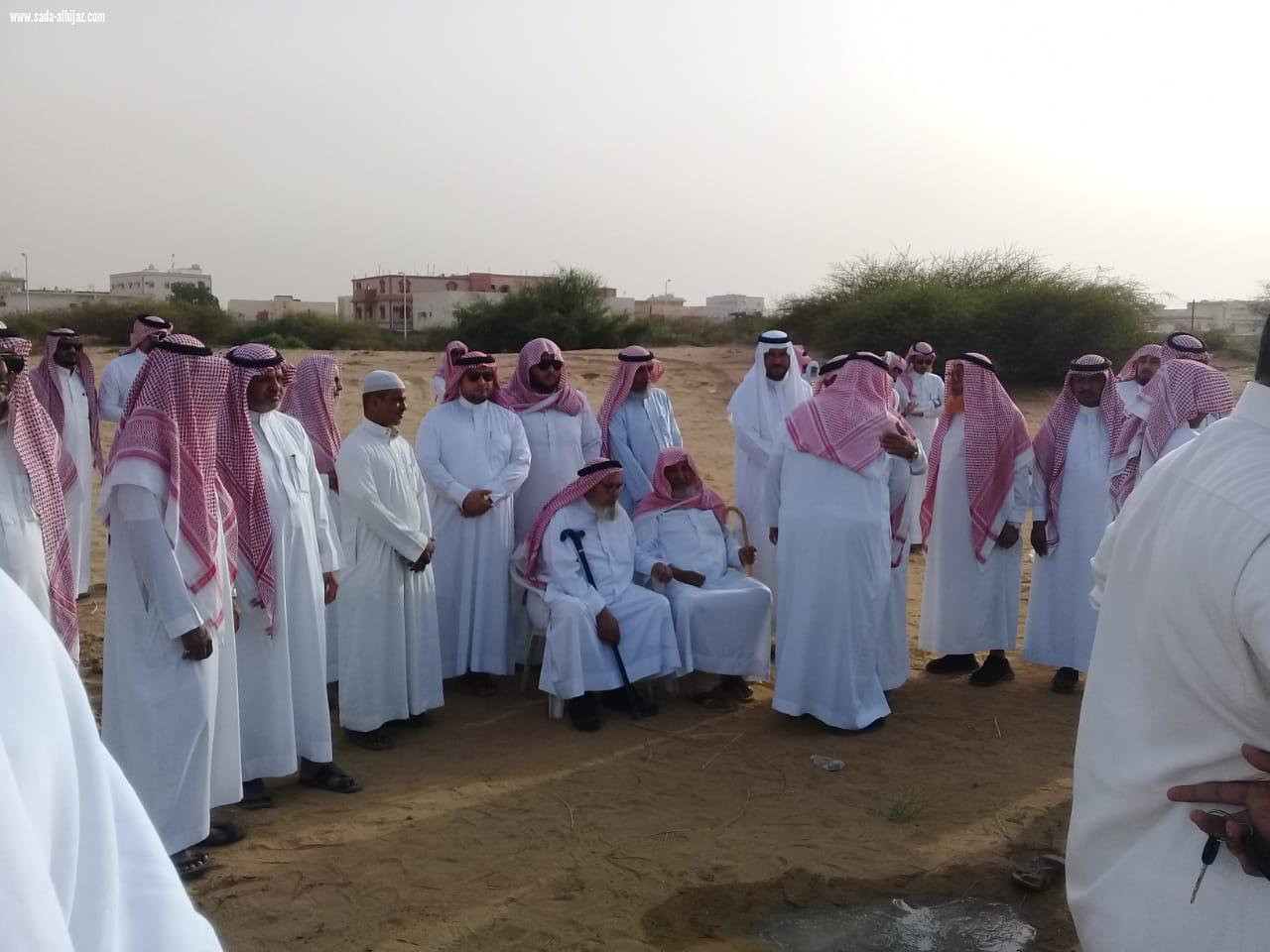 شيخ شمل آل عيسى بني حمد عمر يعقوب يتقدم المشيعين في جمثمان عمه