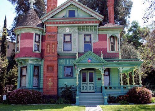 منازل ملونة