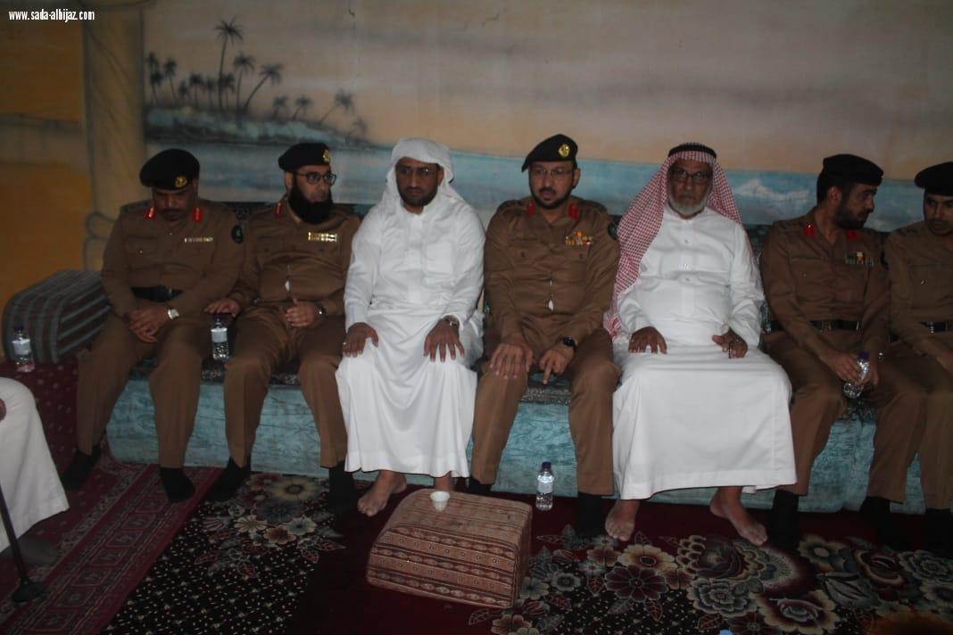 معالي مدير عام الدفاع المدني الفريق سليمان بن عبدالله العمرو ينقل التعازي لأسرة الرائد احمد بن حامد المطيري ..