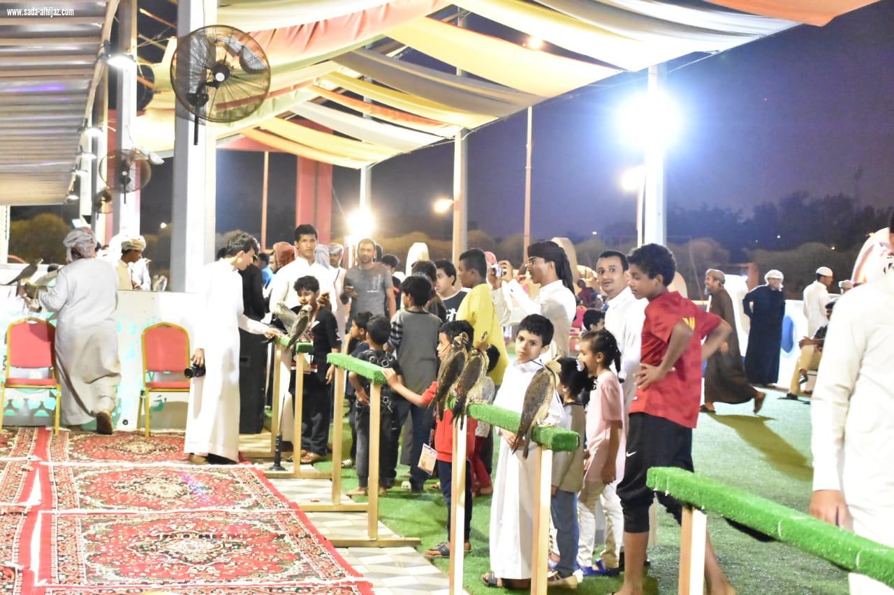 شهد إقبالا كبيرا خلال  يومه الثاني الزوار يتعرفون على أنواع الصقور بصامطة ويلتقطون الصور التذكارية
