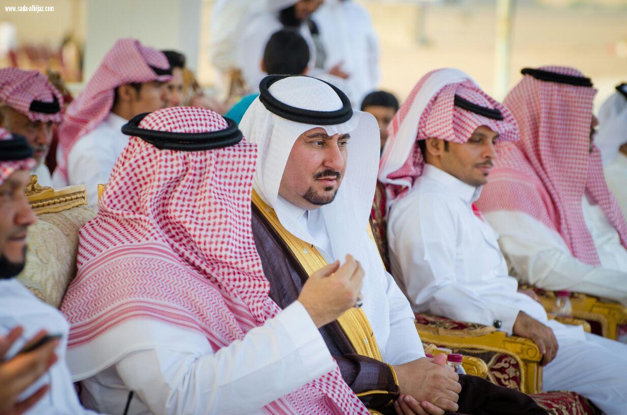 مسؤول إدارة الفعاليات بالمراعي فهد الشمري يوزع الكؤوس على  الفائزين في فروسية جدة 
