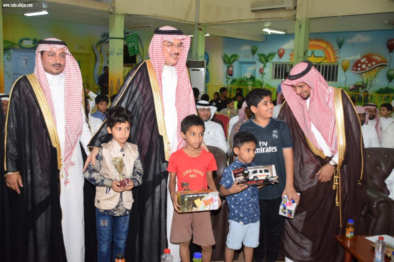 لجنة التنمية الاجتماعية بالطوال تكرم أبناء الشهداء والطلاب المتفوقين في برنامج ( طفل الطــوال )