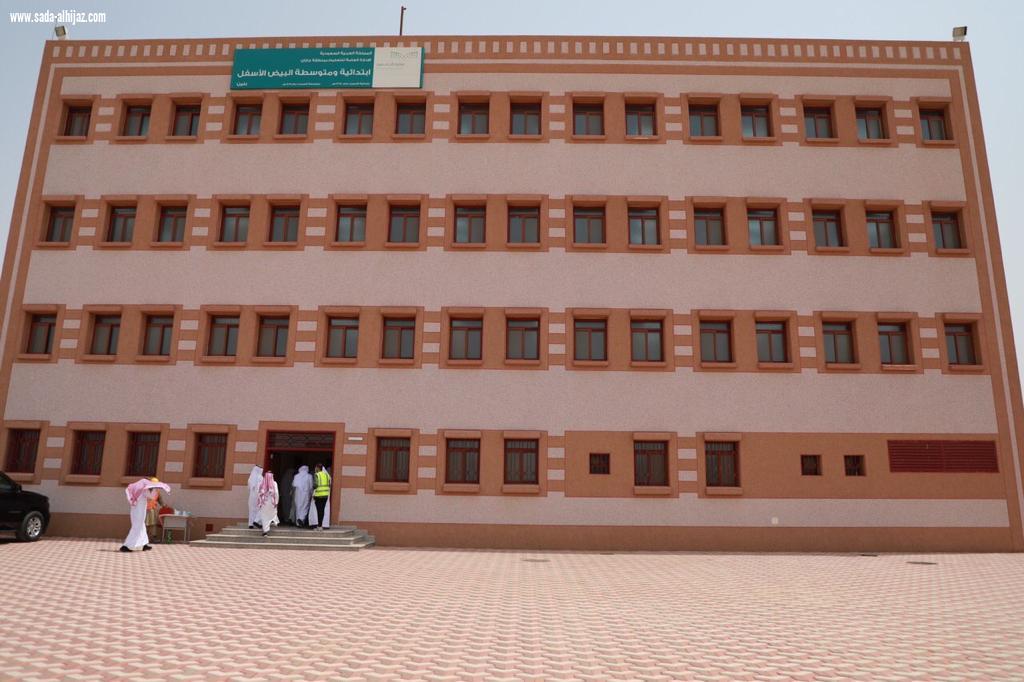 مدير تعليم جازان يقف على النماذج المدرسية الجديدة ويتفقد أعمال الصيانة بمدارس أبوعريش
