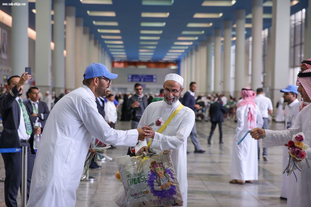 مجموعة حيث الانسان التطوعية تودع أكثر من ٢،٠٠٠ حاج و تقدم لهم المسابح والورود والضيافة 