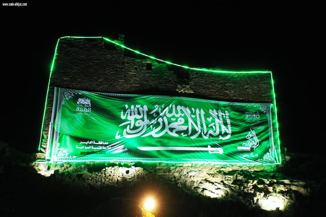 أهالي حبس يزينون جبلهم بالخضرة ليوم الوطن