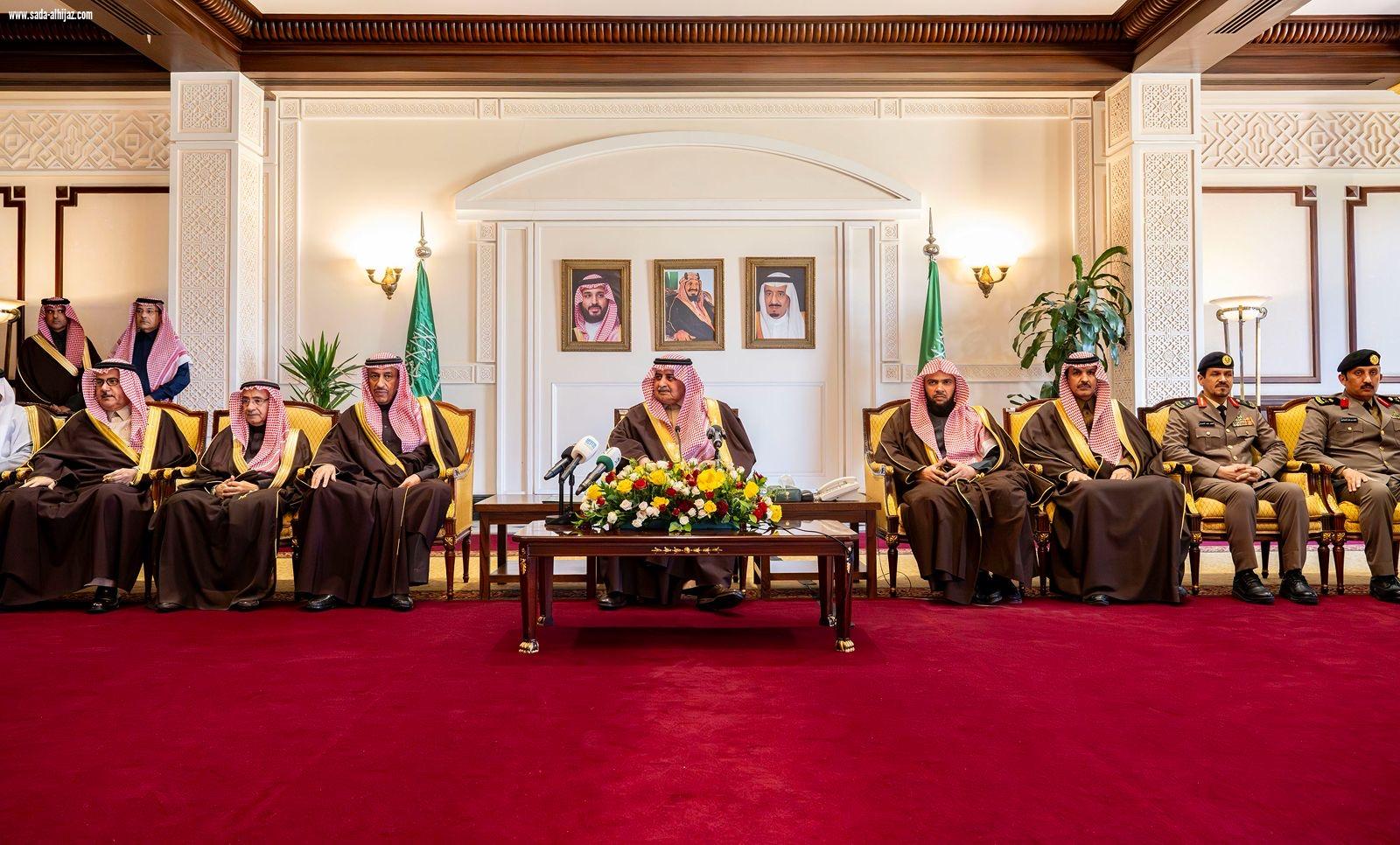 أمير منطقة تبوك يسلّم وثائق تملّك الوحدات السكنية للمستفيدين من تبرّع سمو ولي العهد 