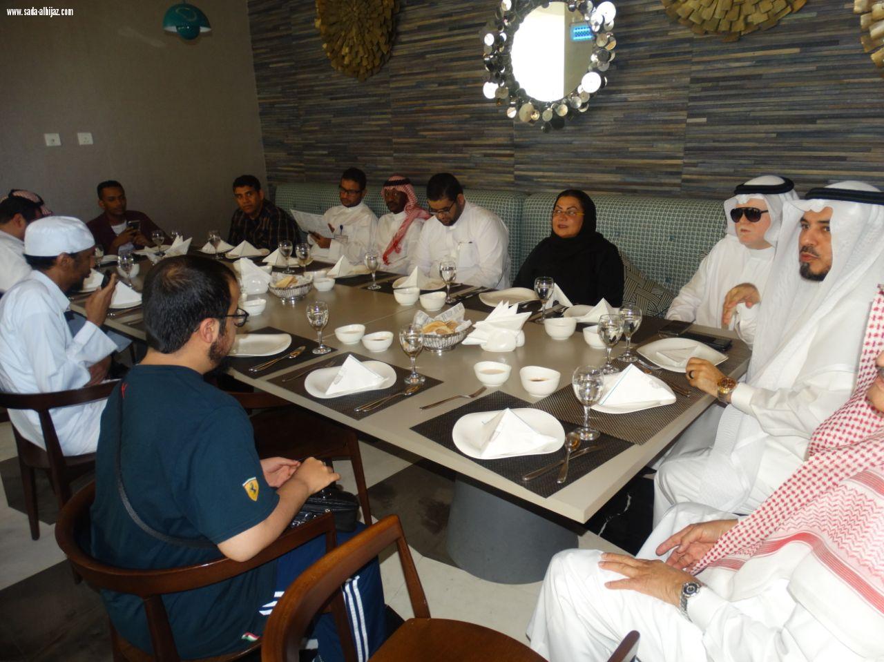 في صورة إنسانية تتجلى فيها مبادئ التكافل المجتمعي  الدحلان والراجحي يكرمون 18 كفيف من المدن السعودية
