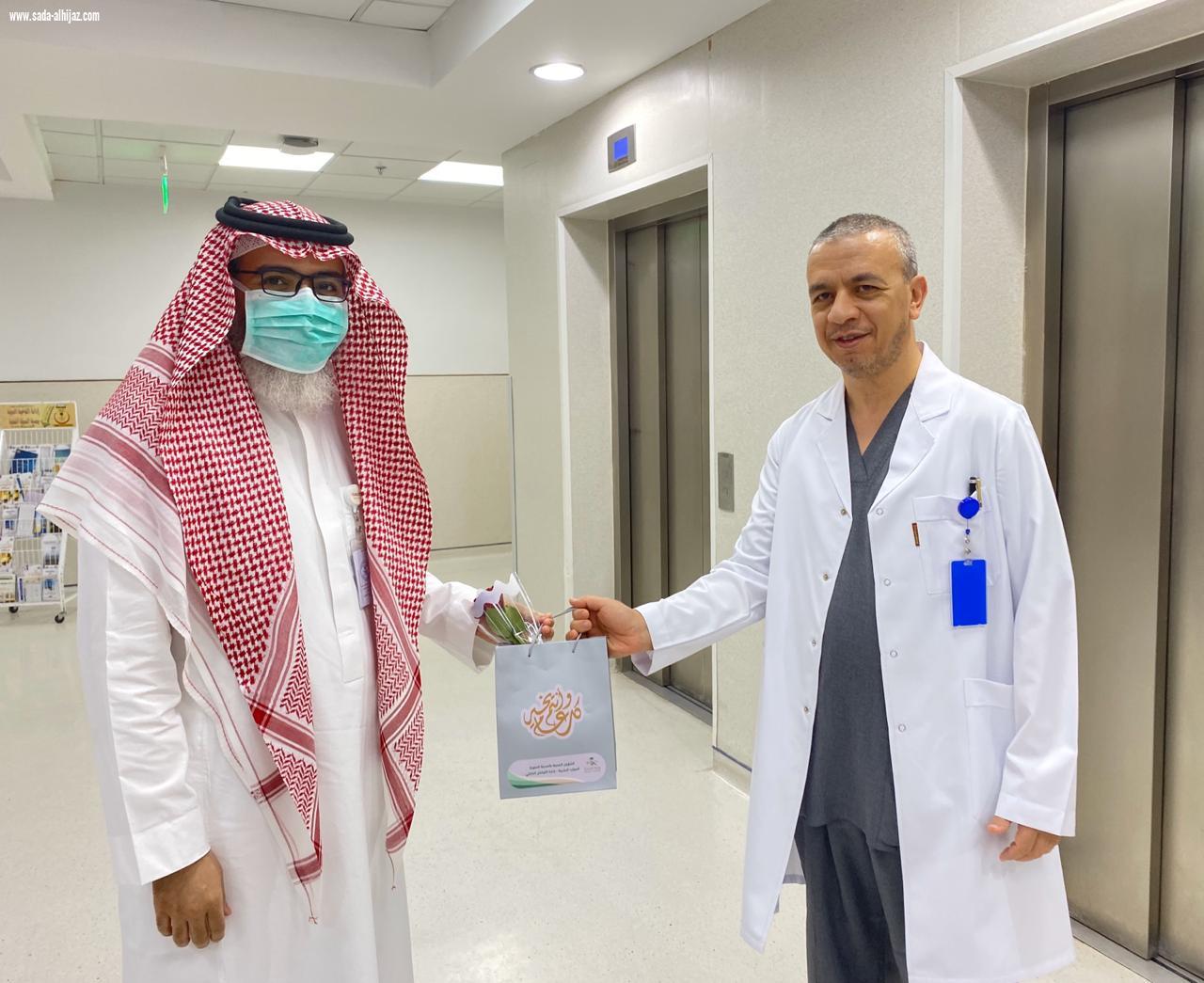 مستشفى الملك فهد بالمدينة يعايد المرضى والموظفين ويطلق مبادرة  خدمة وإبتسامة 