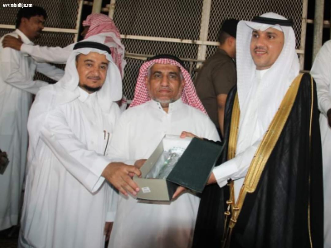 بالصور لجنة التنمية بالطوال تكرم الشهري مؤسس وقائد فريق نصر الطوال