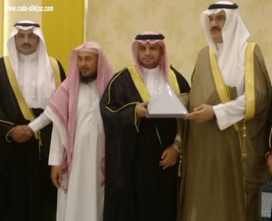 بحضور محافظ الطوال لجنةالتنمية تكرم شيخ شمل آل عيسى بني حمد