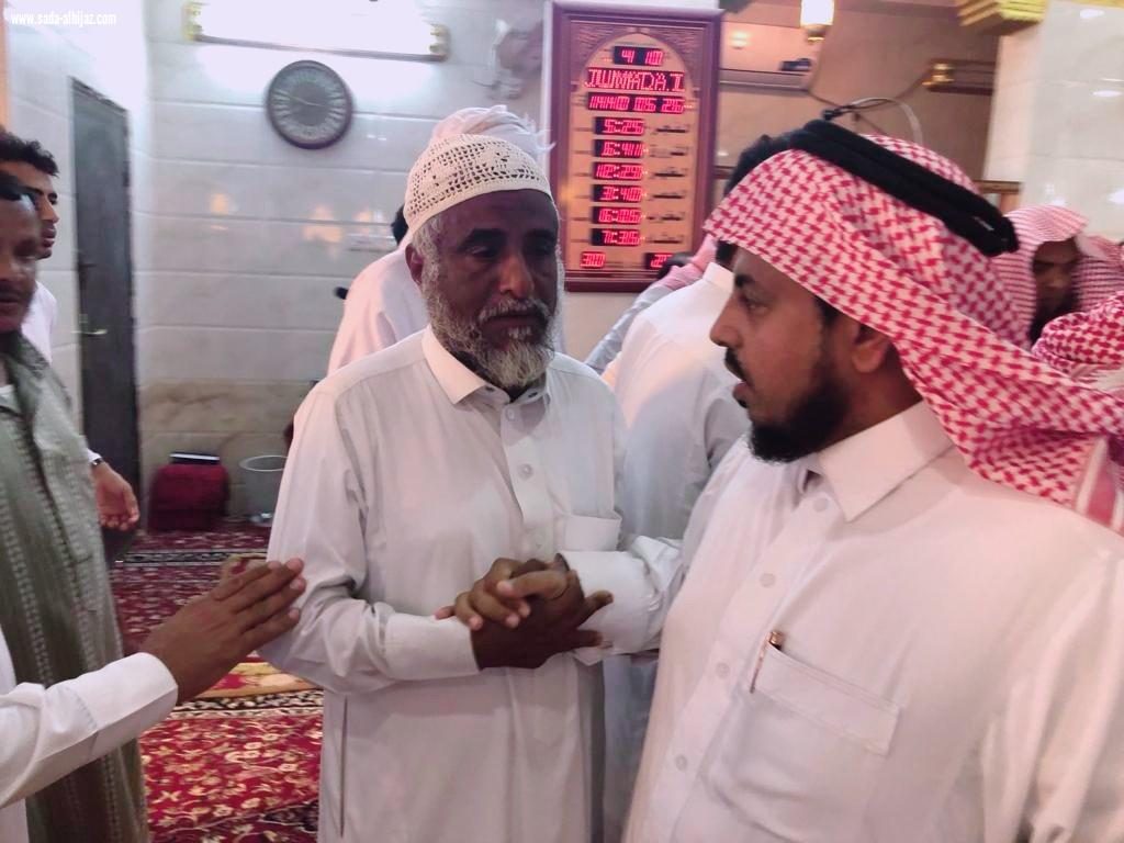 مدير مكتب تعليم صامطة يؤدي صلاة الجنازة على الطالب طارق محمد قيسي