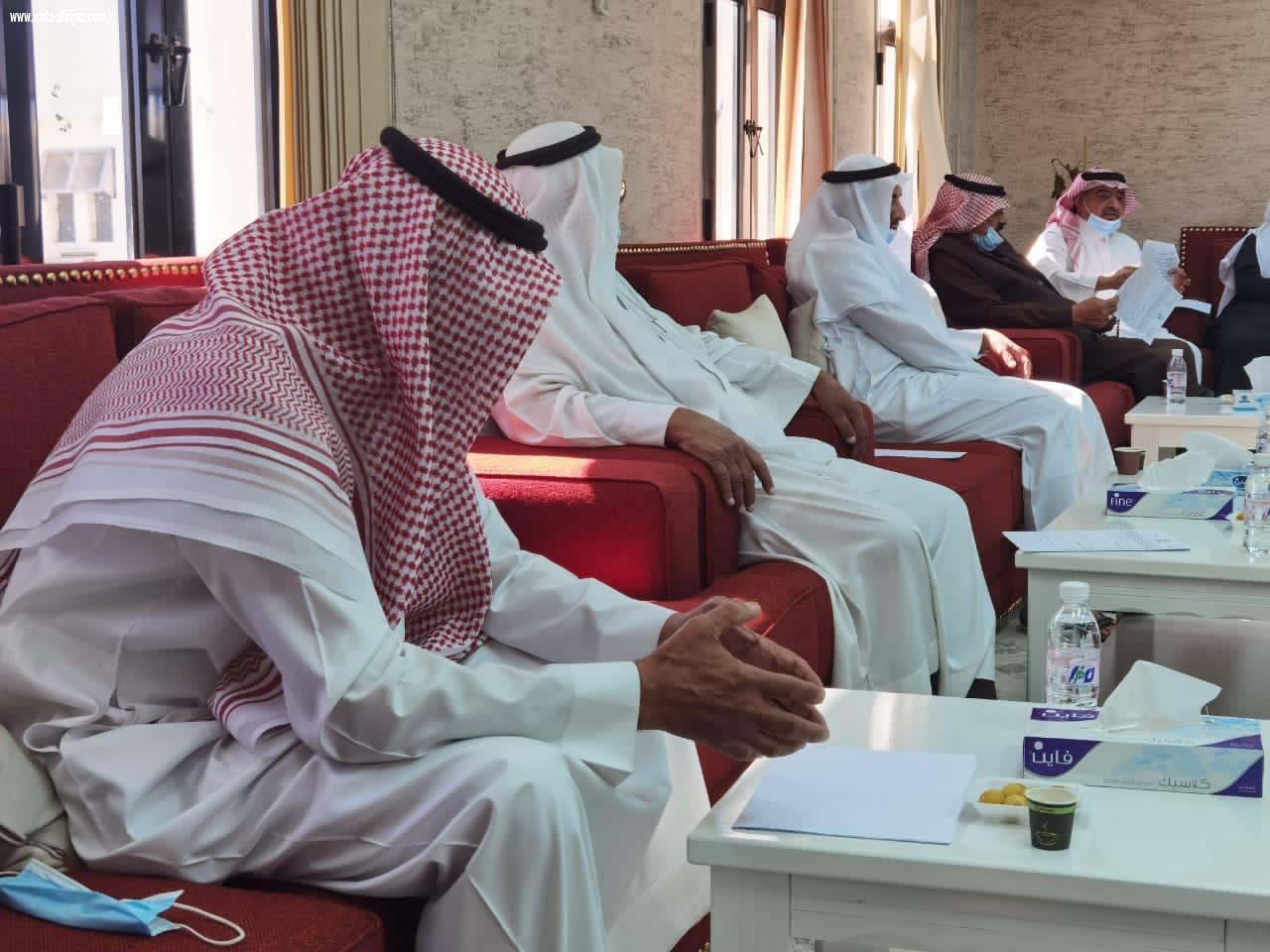 بلدي الباحة يعقد اجتماعًا مع معرفي قرى مدينة الباحة