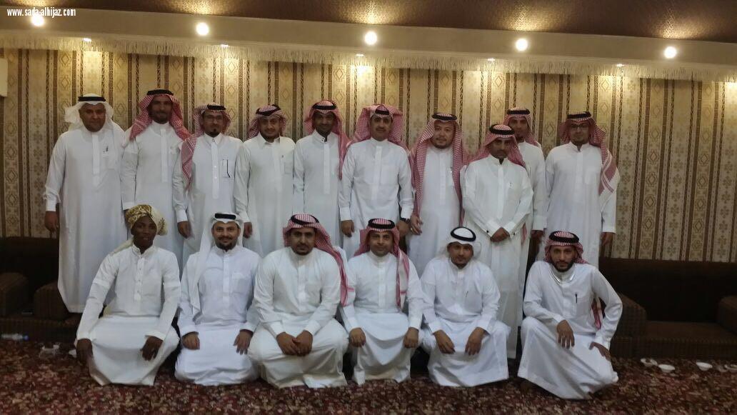 عمدة حي الشبيكة وأجياد بمكة يجمع زملاء الدراسة بثانوية جبل النور بعد عقدين من الفراق 