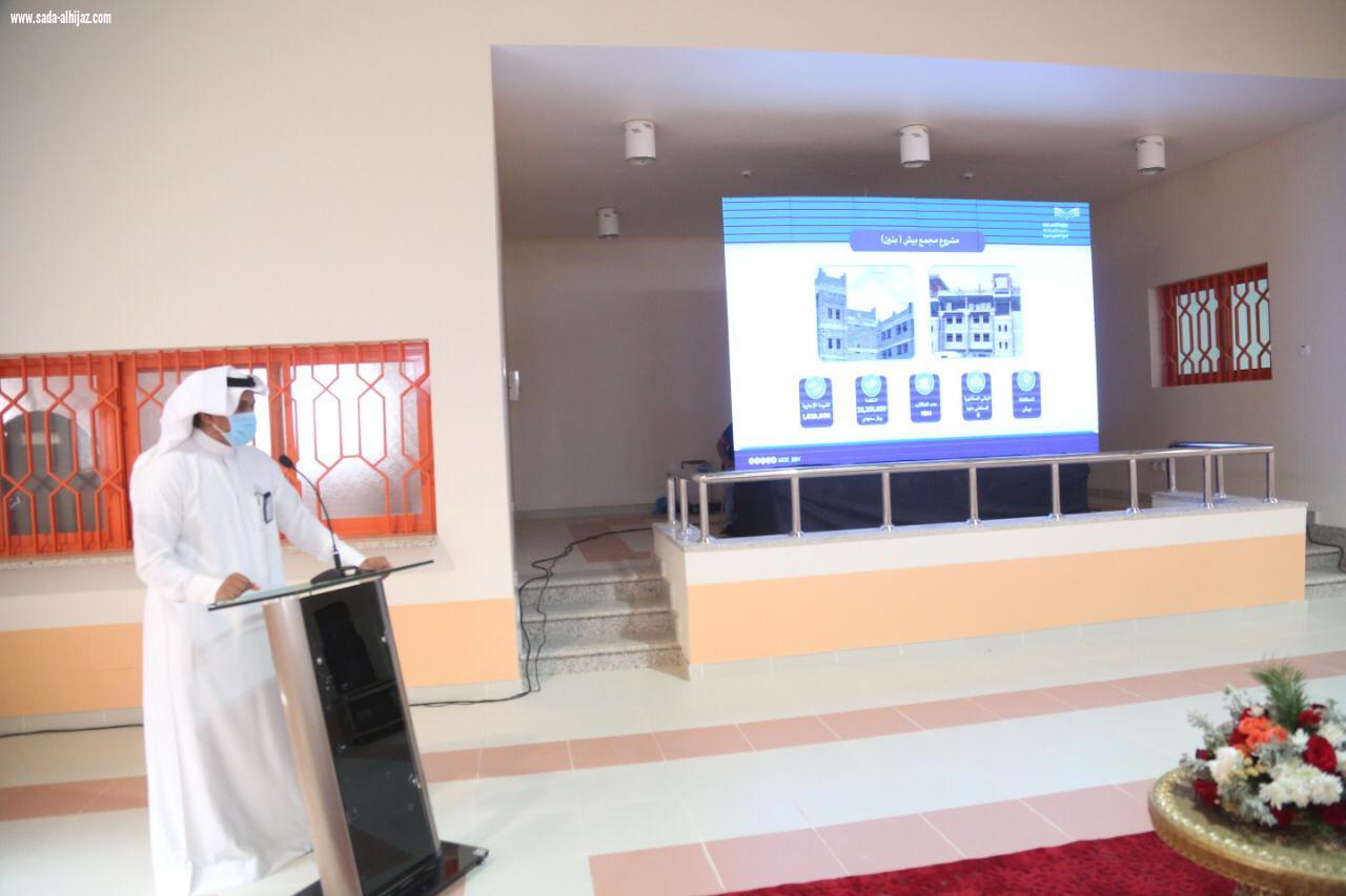 محافظ بيش يتفقد المشاريع المدرسية ويطلع على تقرير منصة مدرستي