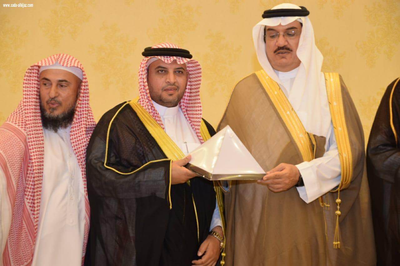 بحضور محافظ الطوال لجنةالتنمية تكرم شيخ شمل آل عيسى بني حمد