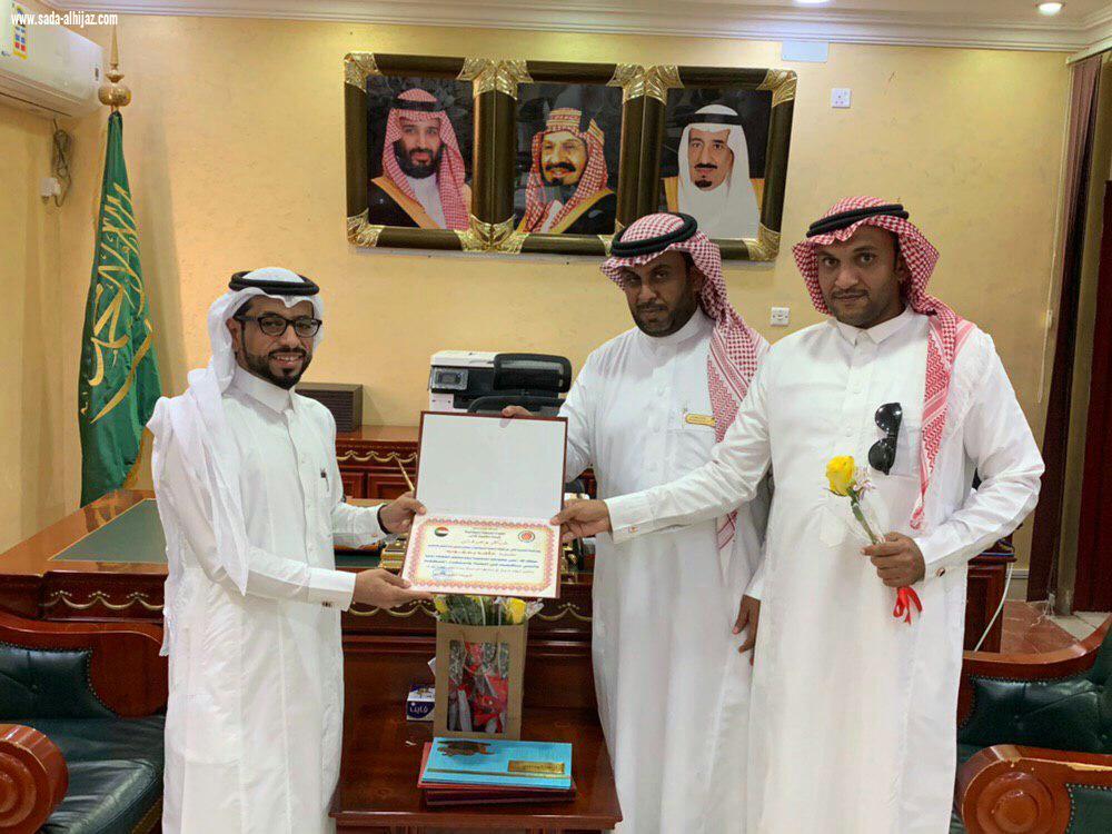 رئيس بلدية محافظة الطوال يكرم الموظف ماجد عمر يعقوب