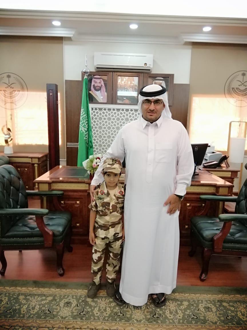 محافظ العلا يستقبل الشبل عبدالله الثبيتي ملقي القصيدة الوطنية في مكتبه