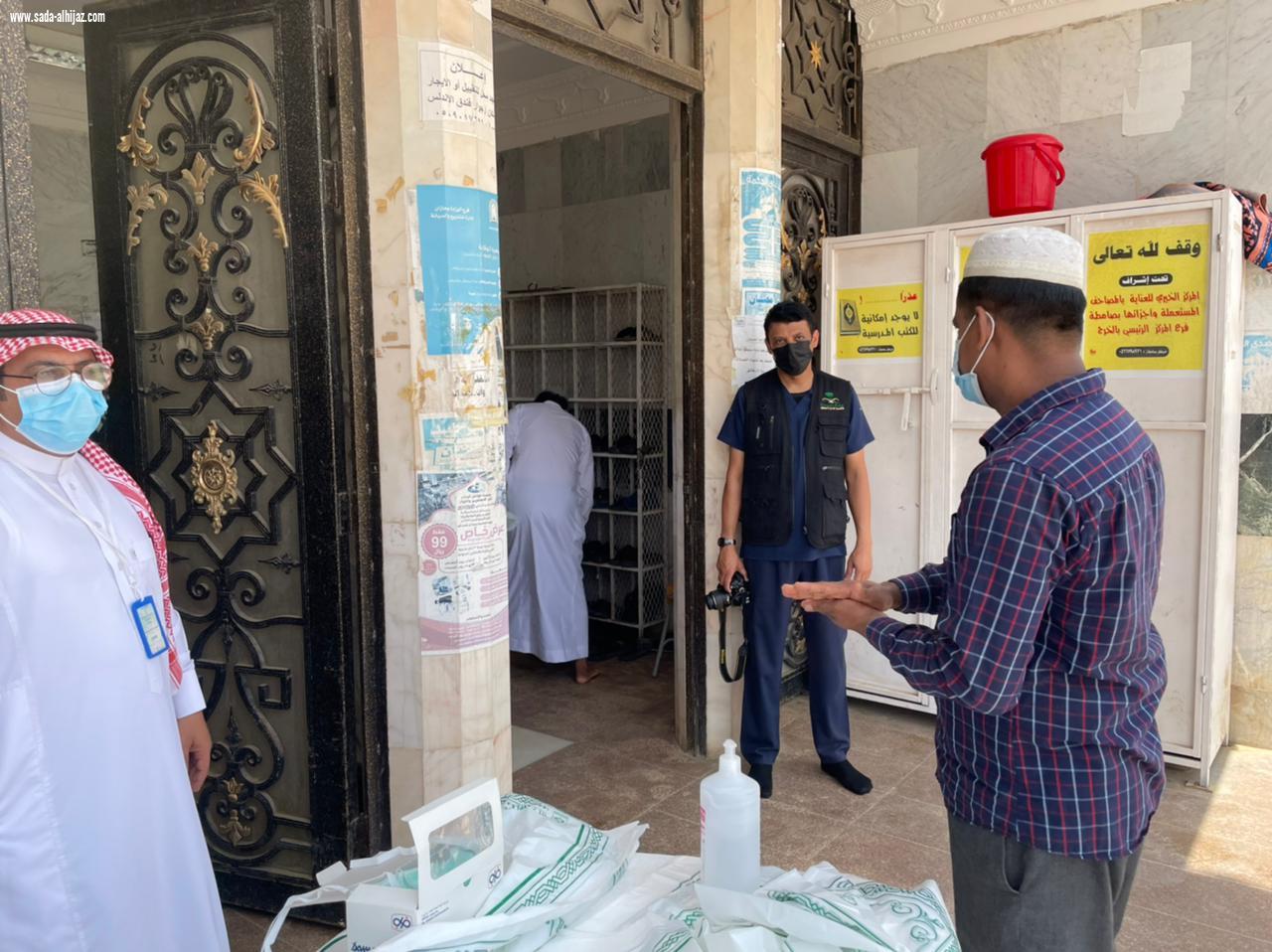 مستشفى صامطة العام ينفذ في مسجدين بالمحافظة عمل  ميداني  لتطبيق الإجراءات الاحترازية 