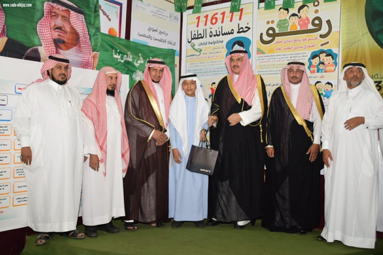 لجنة التنمية الاجتماعية بالطوال تكرم أبناء الشهداء والطلاب المتفوقين في برنامج ( طفل الطــوال )