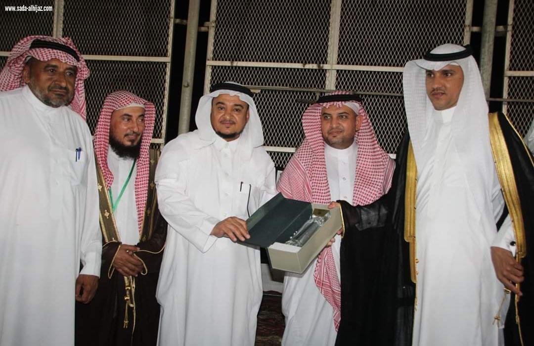 لجنة التنمية الاجتماعية بالطوال تكرم شيخ شمل آل عيسى بني حمد بمحافظة الطوال