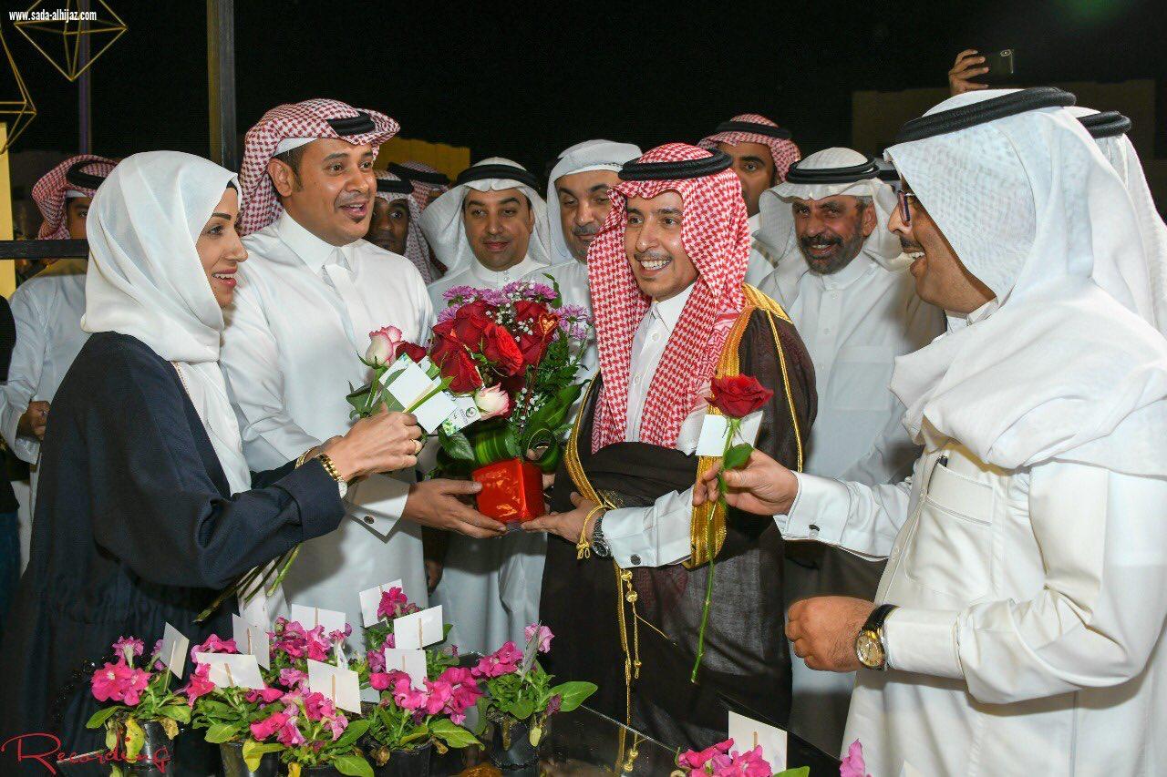 برنامج الرعاية والتاهيل  بناء  يتوسط  الزهور في وسط العوامية
