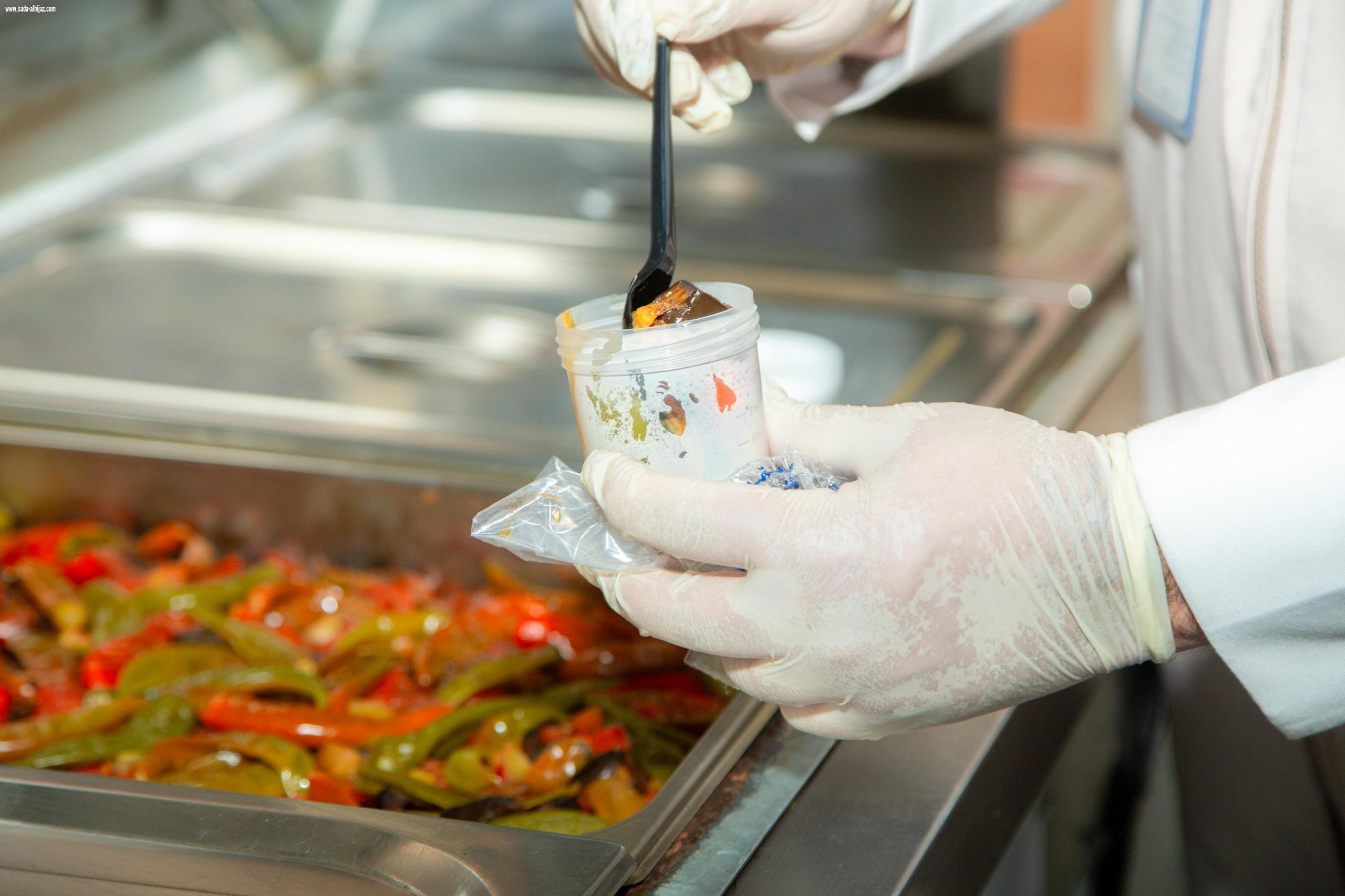 مختبر أمانة تبوك لسلامة الغذاء يقوم بأكثر من عشرة آلاف اختبار للأغذية والمشروبات  