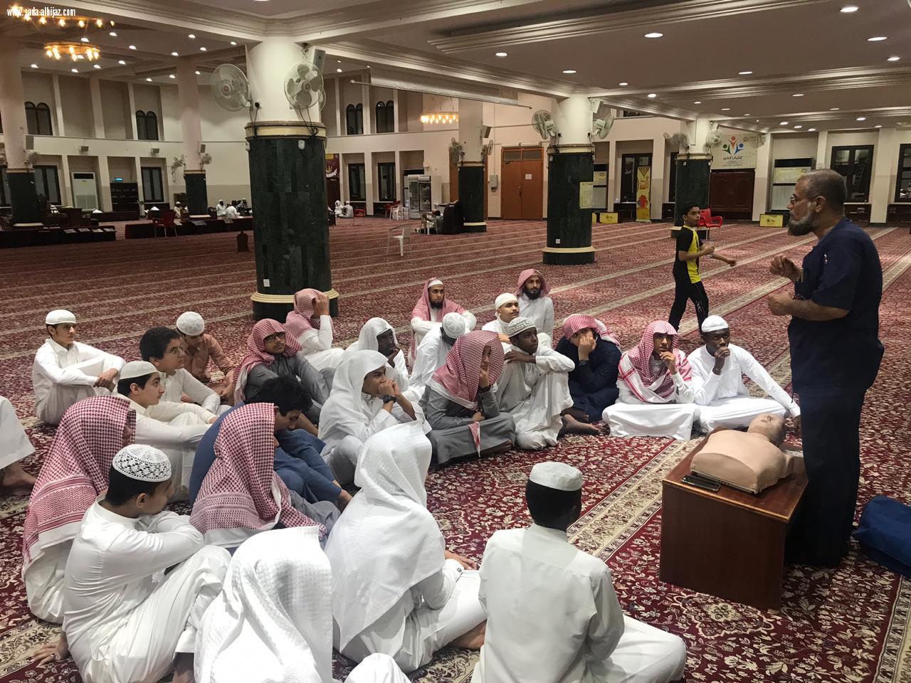 الهلال الأحمر يقيم محاضرة عن الإسعافات الأولية لطلاب التحفيظ بجامع ام الخير  بجدة