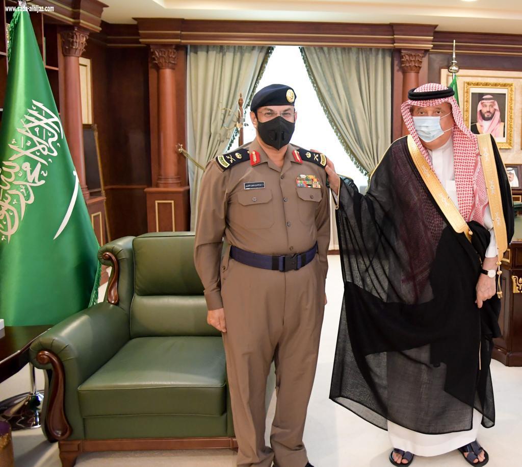 سمو أمير منطقة جازان يقلد مدير الدفاع المدني رتبته الجديدة 