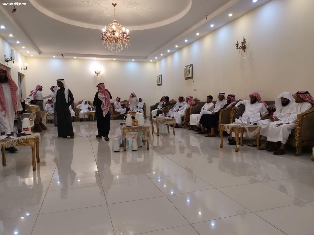 بعد إصابته في الحد الجنوبي وعودته من العلاج أصدقاء البطل موسى دوشي يحتفون به 