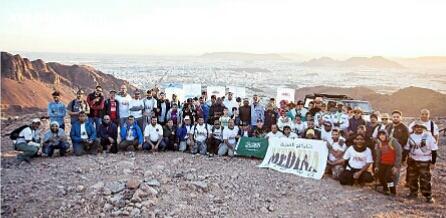 24 مكفوفاً يصعدون جبل أحد 