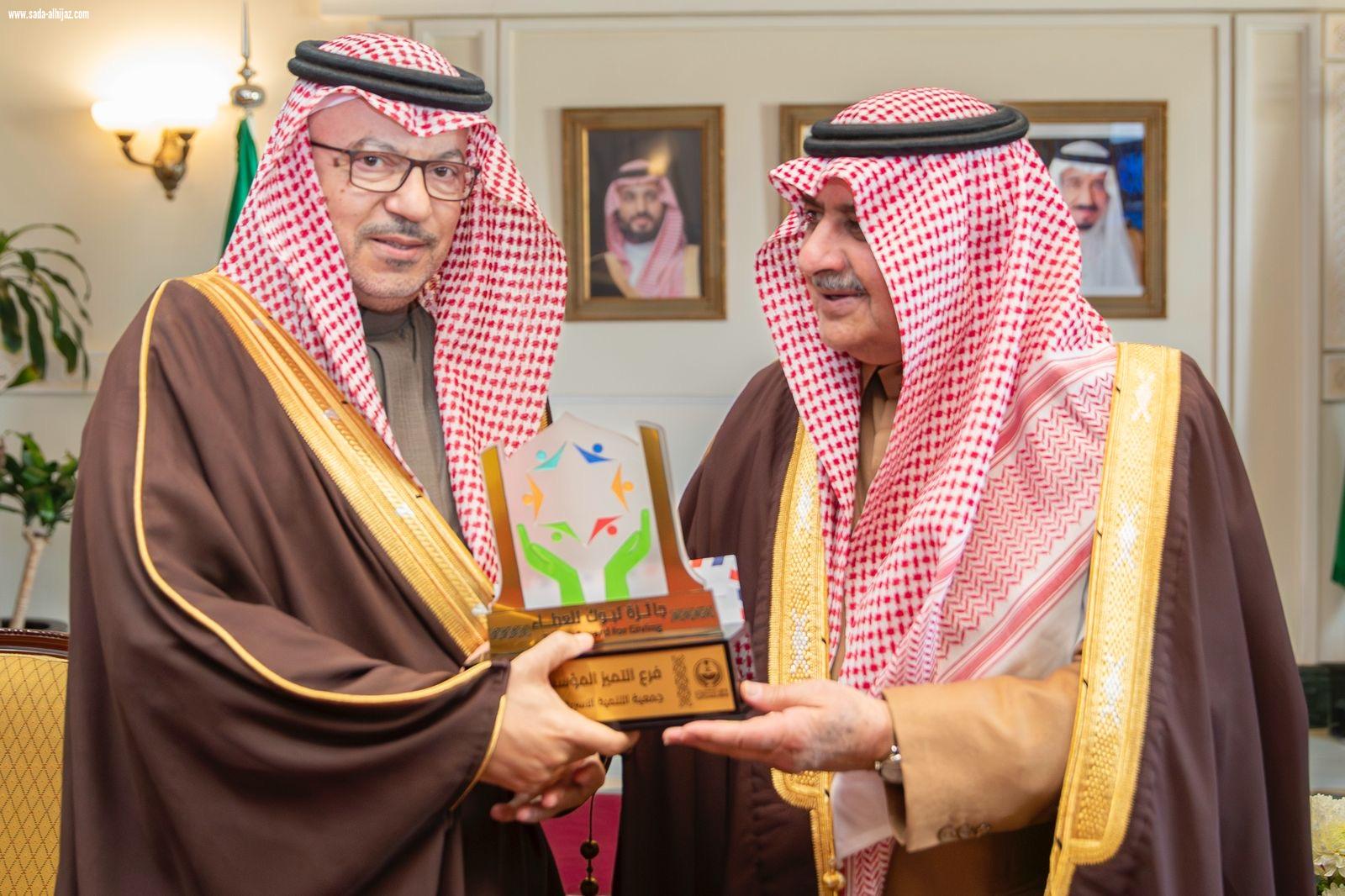 أمير منطقة تبوك يرعى حفل يوم البر السنوي ويكرم الجمعيات الفائزة بجائزة تبوك للعطاء