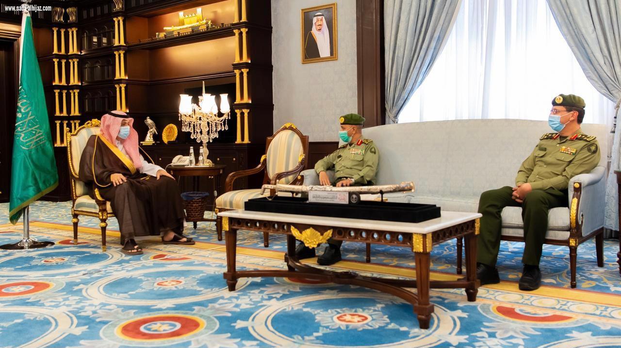 أمير منطقة الباحة يستقبل مدير جوازات المنطقة