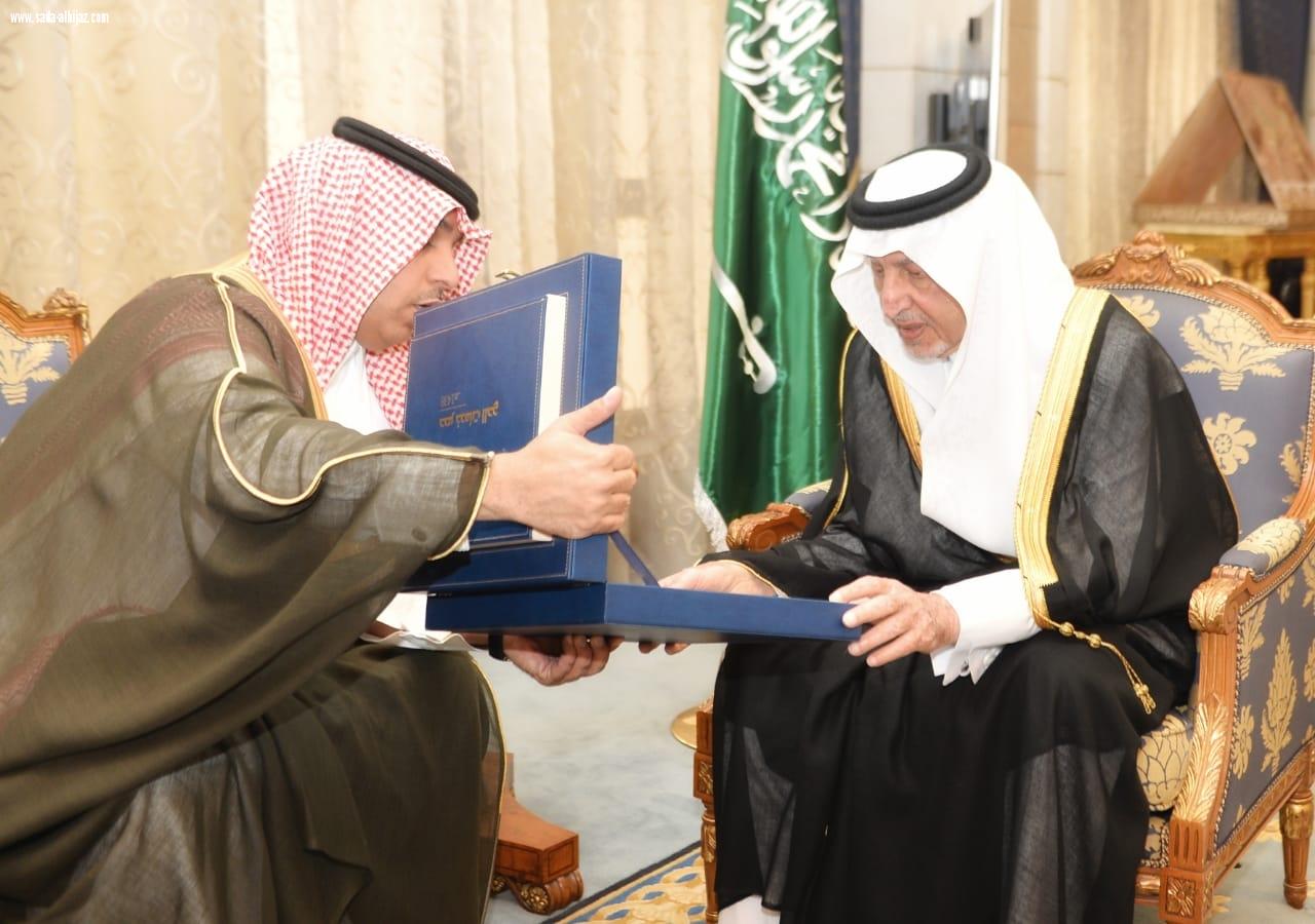 امير مكة ونائبة يطلعا على التقرير الإحصائي لخدمات حج 1438هــ.