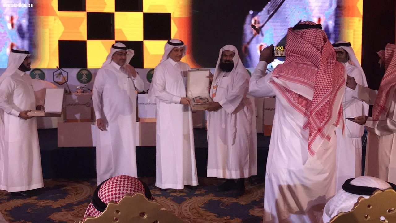 وزير البيئة  والمياه والزراعة  يكرم القثامي