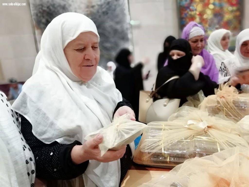 نسائية حجاج تركيا تودع الحجيج بالهدايا