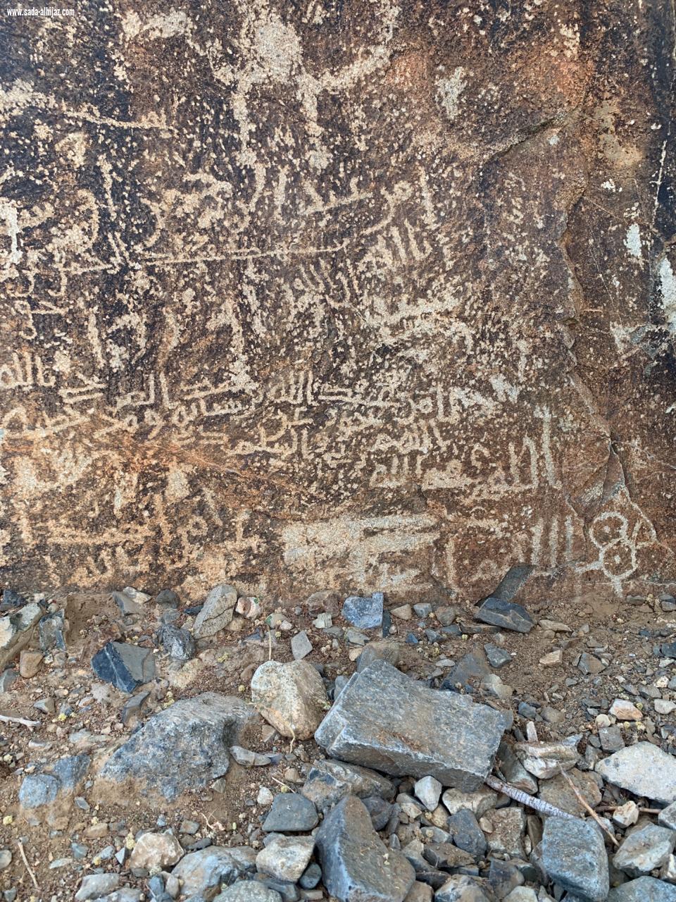( بالصور.. نقوش ورسوم صخرية تروي حضارة ديار فهم قديماً )