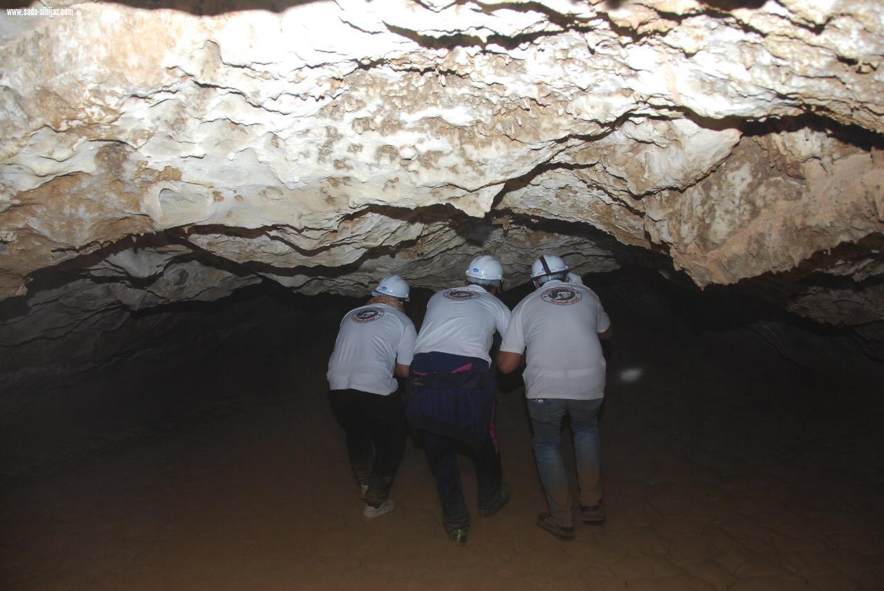 أكثر من 20مرشدا ومرشدة من فريق كهوف السعوديةينفذون رحلة أستكشافيةلكهف  ماكر الشياهين شمال  المدينة المنورة