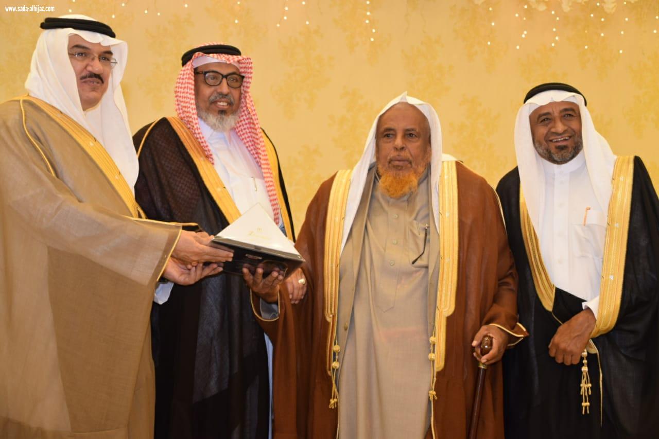 بحضور محافظ محافظة الطوال لجنة التنمية الاجتماعية تكرم شيخ شمل بني حمد آل مشهور 