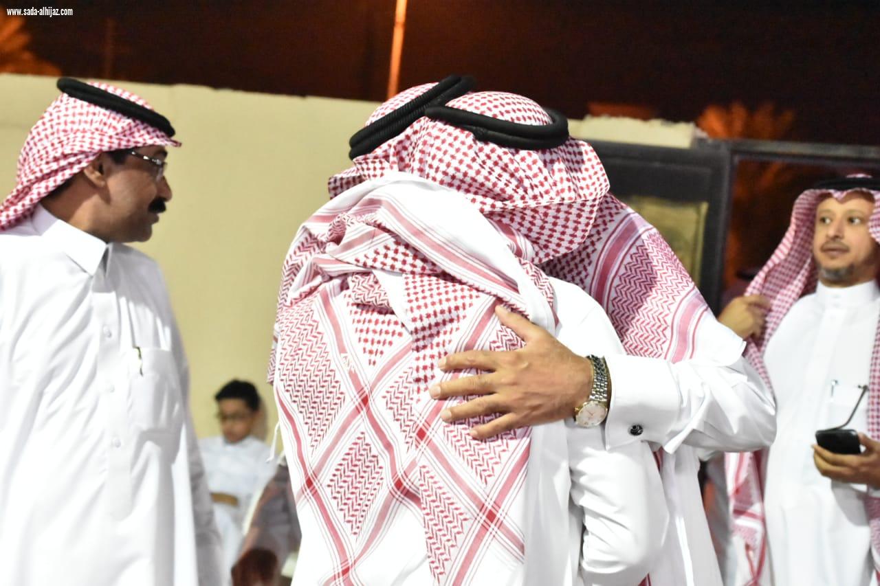 محافظ صامطة زعلة يقدم واجب العزاء للإعلامي الجبيلي في وفاة والده