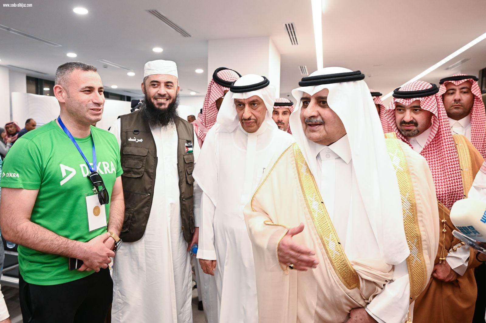 امير تبوك يقف على الخدمات المقدمة للحجاج بحالة عمار ويشيد بالمتطوعات في خدمة ضيوف الرحمن