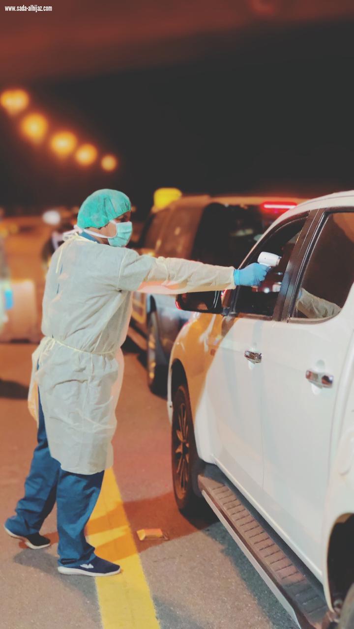 فريق التطوع الصحي بمركز صحي السيل الكبير يجري الفحص البصري للمئات من ذوي المركبات العابرة لنقطة البهيتة