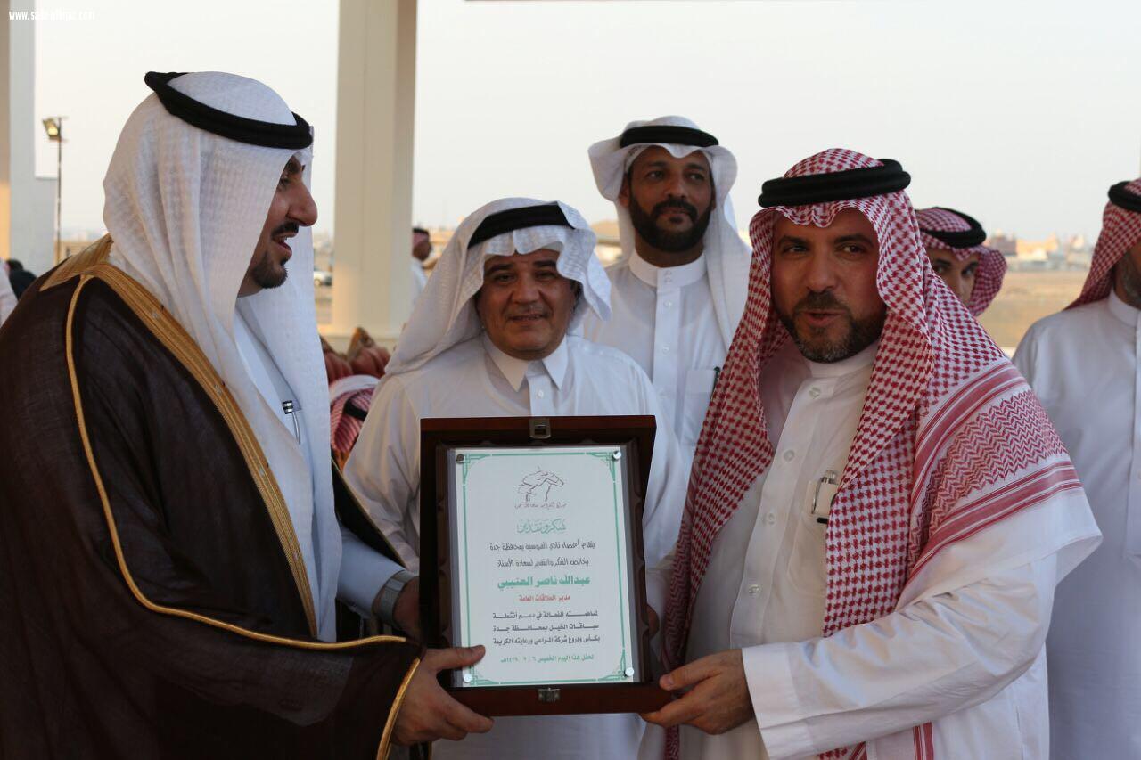 مسؤول إدارة الفعاليات بالمراعي فهد الشمري يوزع الكؤوس على  الفائزين في فروسية جدة 