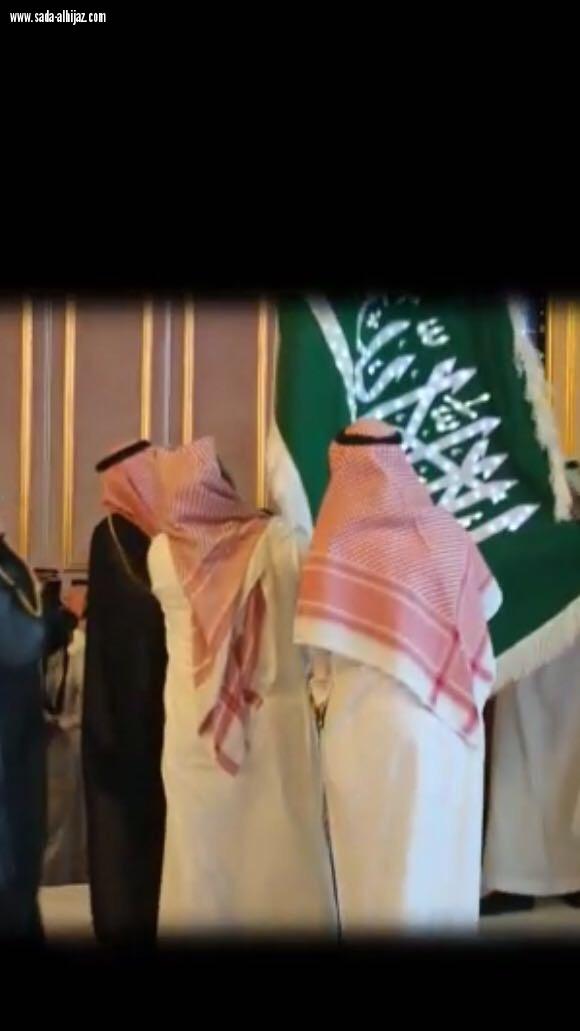 أول علم مضيء بالعالم يرتفع في مكة المكرمة