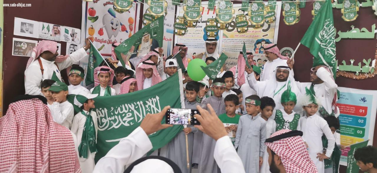 لجنة التنمية بالطوال تكرم ابناء الشهداء في حفل اليوم الوطني89 في مدرسة العباس الابتدائية