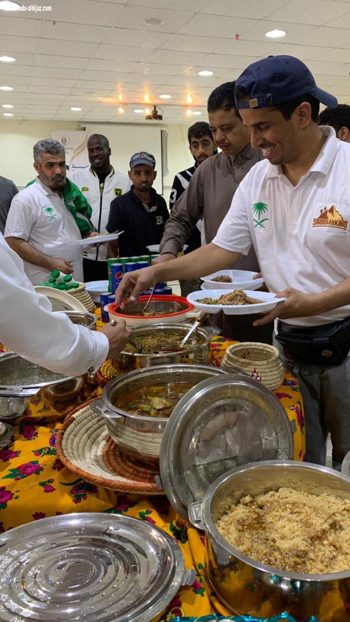 بهدف دعم الأسر المنتجة وتشجيعها  أكلات شعبية على مائدة  هايكنج السعودية بمحافظة الجموم 