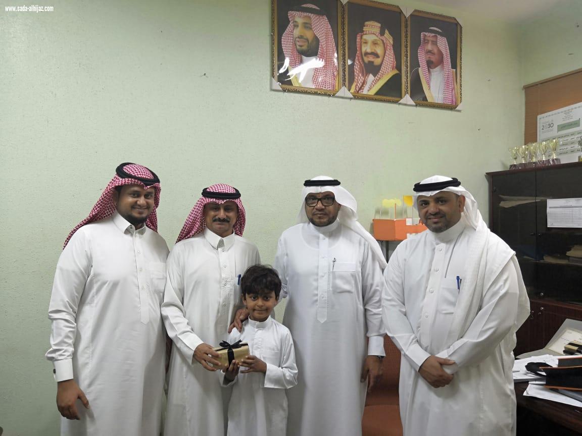 أولياء أمور يكرمون معلم نظير تميزه في تدريس أبنائهم بمدرسة العباس الابتدائية